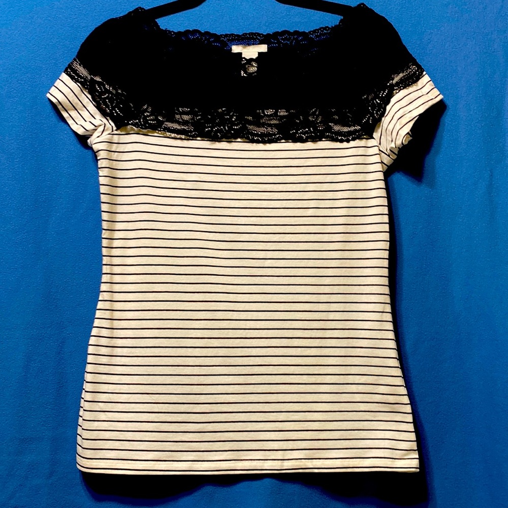 H&M short sleeves top with lace on the top, size M new